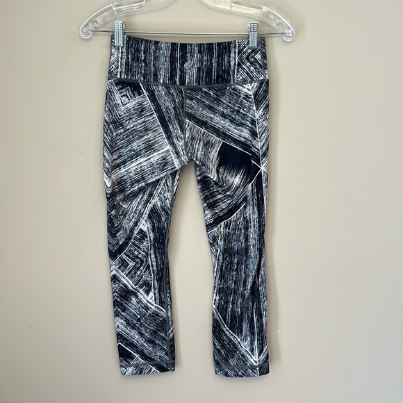 Lululemon Wunder Under Crop II Full-On Luon in Heat Wave White Black size 4 - Picture 3 of 8